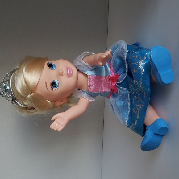 Disney Princesses Cinderella & Belle - Picture 3 of 11